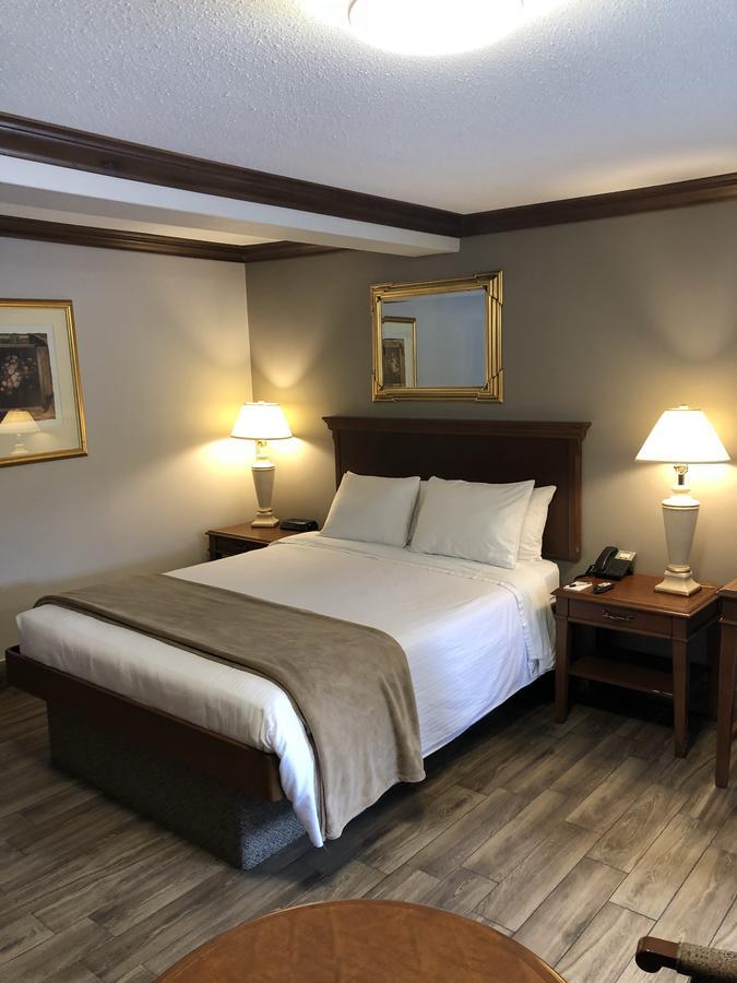 Talbot Trail Inn & Suites Leamington Exteriér fotografie